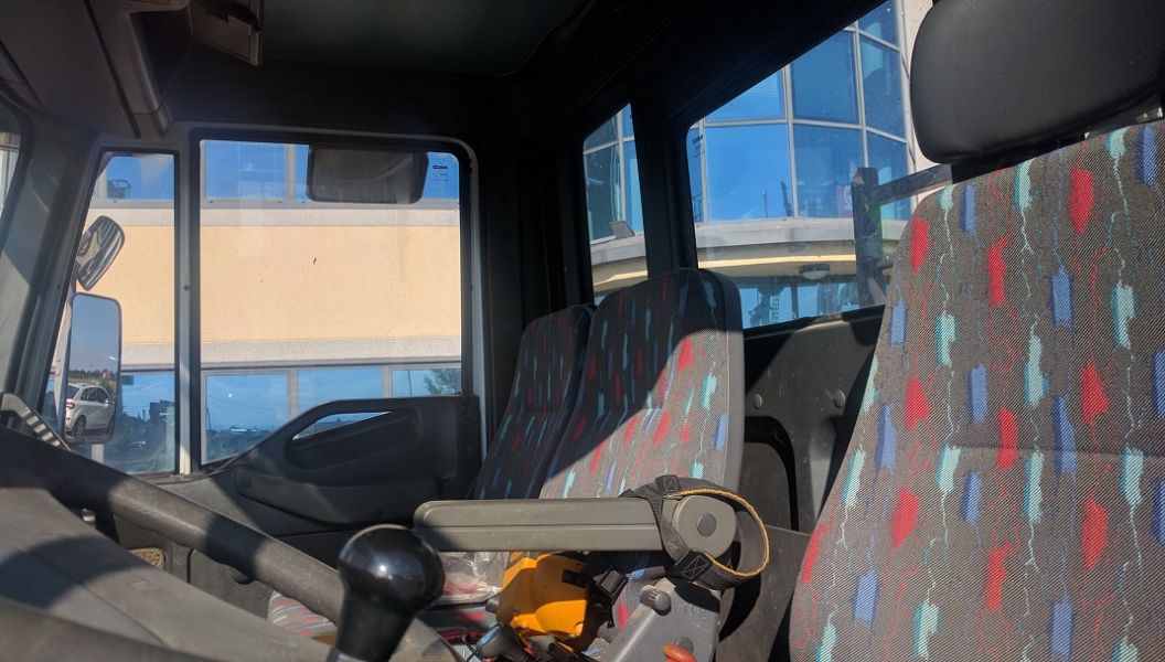 Autocarro Iveco Eurocargo 100E18K con gru e ribaltabile