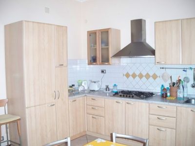 Tremestieri etneo bivani cucina arredata