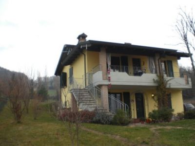 VILLA INDIPENDENTE CON DUE AUTONOMI APPARTAMENTI A PELLEGRINO PARMENSE