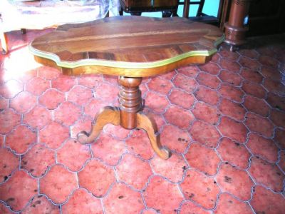 Tavolino sagomato ovale