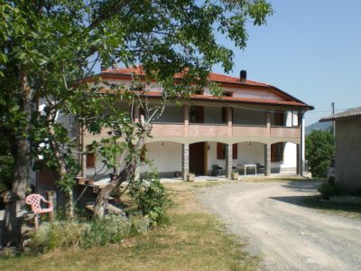 PODERE CON TERRENO DI 20 ETTARI A VARSI