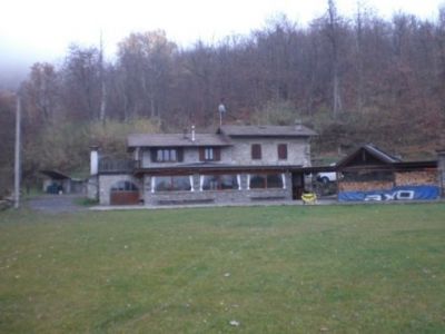 Rustici  con lago e ruscello  tra le colline parmensi.