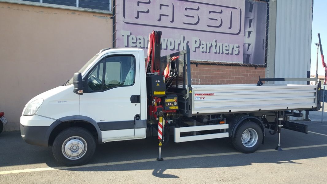 Iveco Daily con gru Fassi e ribaltabile
