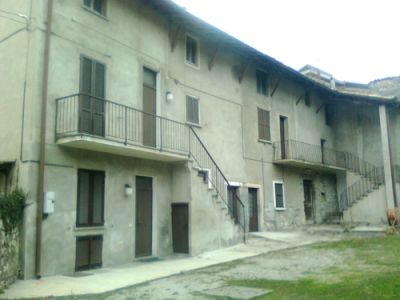 CASTELMARTE : Cascina divisa in due ampi trilocali 