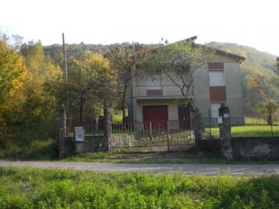VILLA INDIPENDENTE CON GIARDINO IN COLLINA