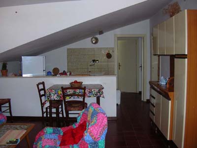 graziosa mansarda 2�piano con aria cond al mare a Pineto