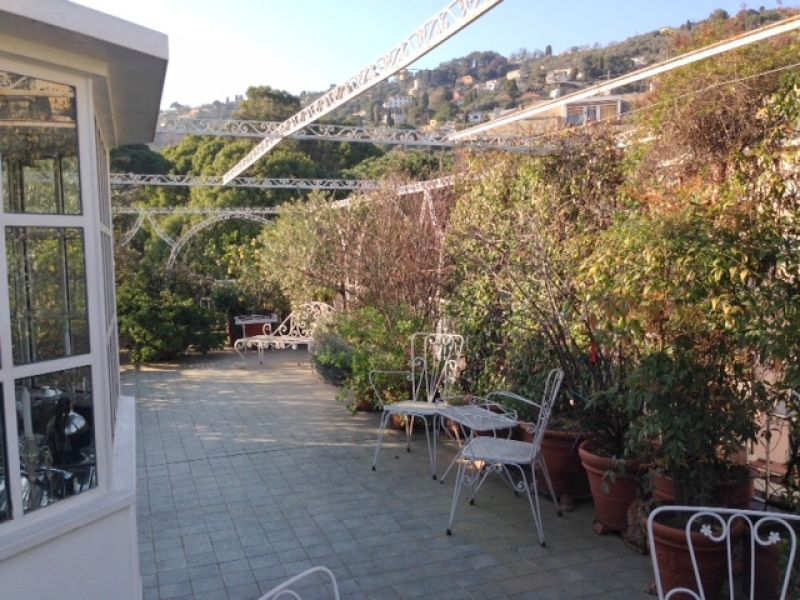 Piccolo attico con terrazza di 100 mq con scorcio di vista mare