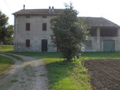 PODERE INDIPENDENTE CON STALLA E 11 ha.  DI TERRENO PIANEGGIANTE