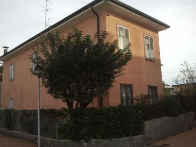 NIBIONNO :  Indipendente gi� divisa in due appartamenti