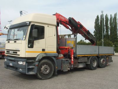 Autocarro Iveco con gru idraulica Fassi F300AXP