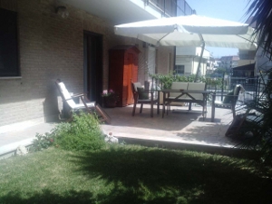 Affitto grazioso appartamento con ampio giardino privato in prima fila mare