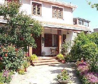 Sardegna BB I GERANI affre camera in villino con giardino a posada nu