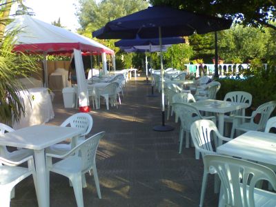 noleggio tavoli plastica, sedie di plastica, ombrelloni ecc. per feste