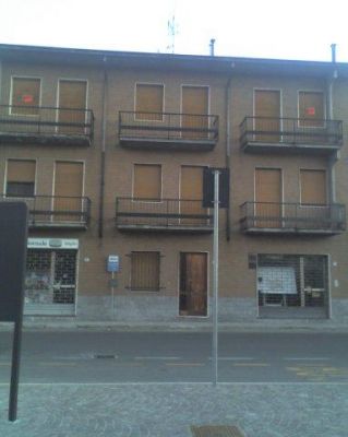 OCCASIONE - Complesso 2 appartamenti e negozio 