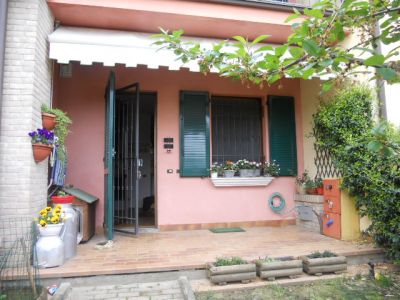 VILLA A SCHIERA CON GIARDINO A COLLECCHIO