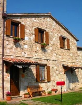 privato vende porzione di casale sui colli di Urbino