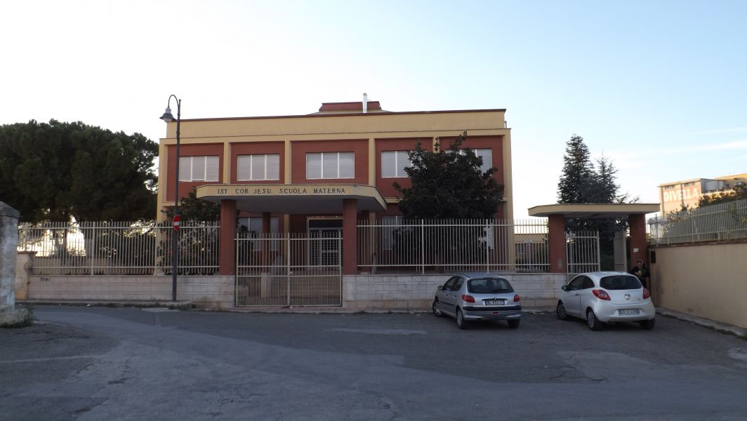 Complesso edilizio mq 2400 oltre ampi spazi esterni a Noicattaro