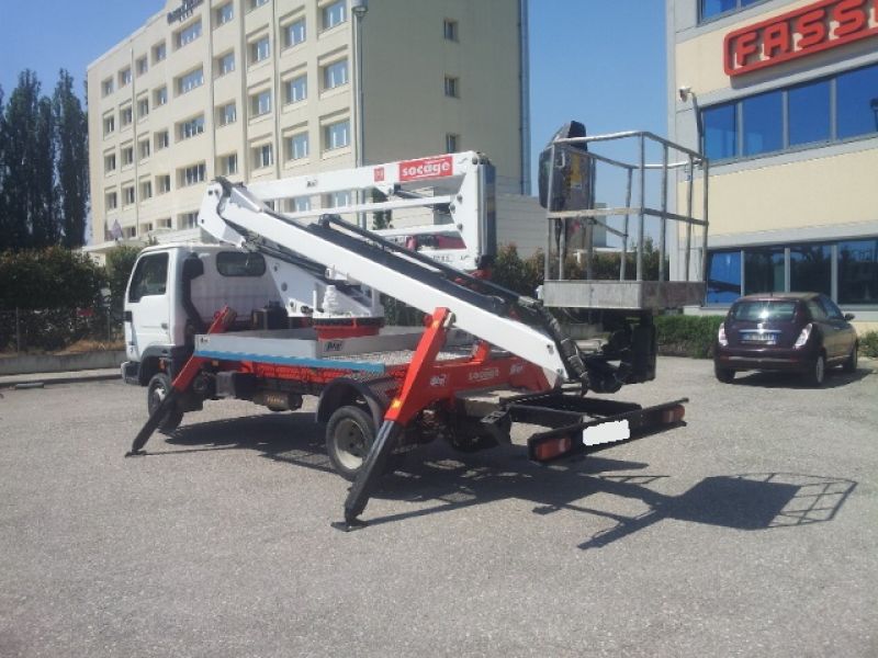 Piattaforma aerea Socage DA 22 montata su autocarro Nissan Cabstar