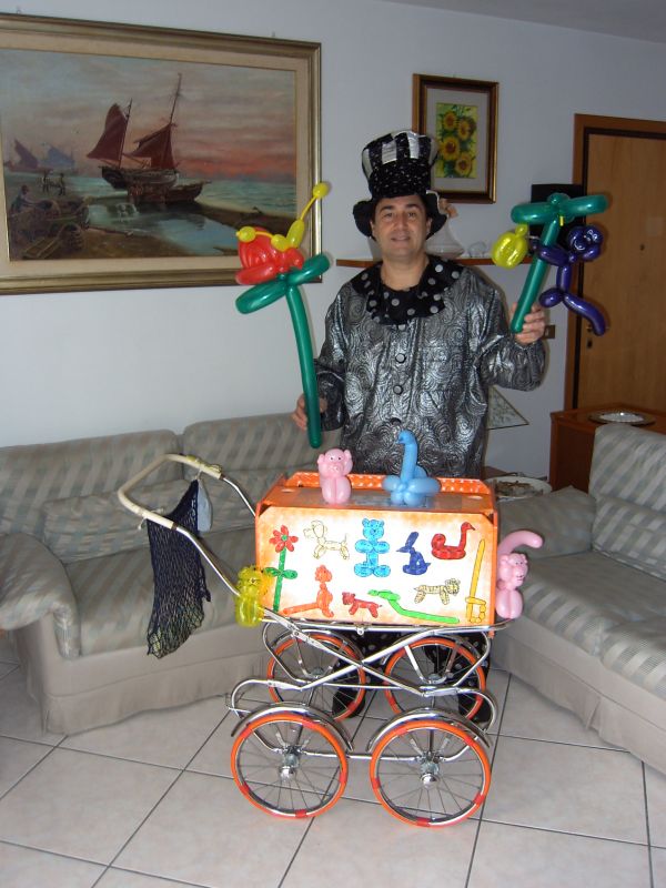 Animazione a feste di compleanno per bambini con magie giocoleria e sculture di palloncini