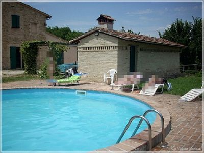 Casale con piscina in Umbria con due grandi appartamenti