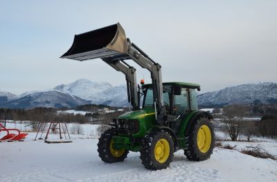 Trattore John Deere 5090R, ny Q36 laster