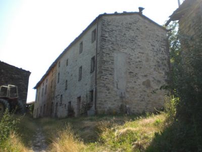 RUSTICO INDIPENDENTE IN SASSI CON TERRENO DI 21 ETTARI A PELLEGRINO PARMENSE
