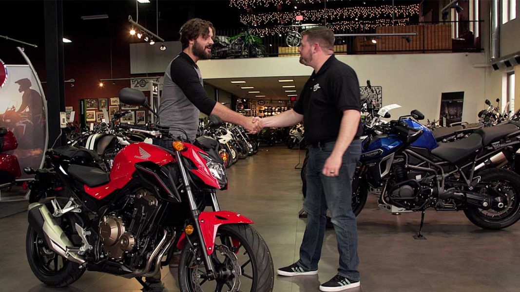 Addetto vendita abbigliamento motociclistico