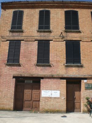 PORZIONE DI  RUSTICO CON TRE APPARTAMENTI E GIARDINO 