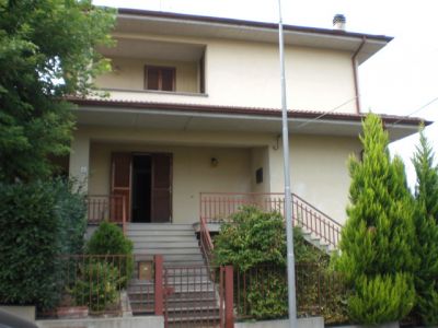 VILLA A SCHIERA CON VISTA PANORAMICA A SALSOMAGGIORE TERME