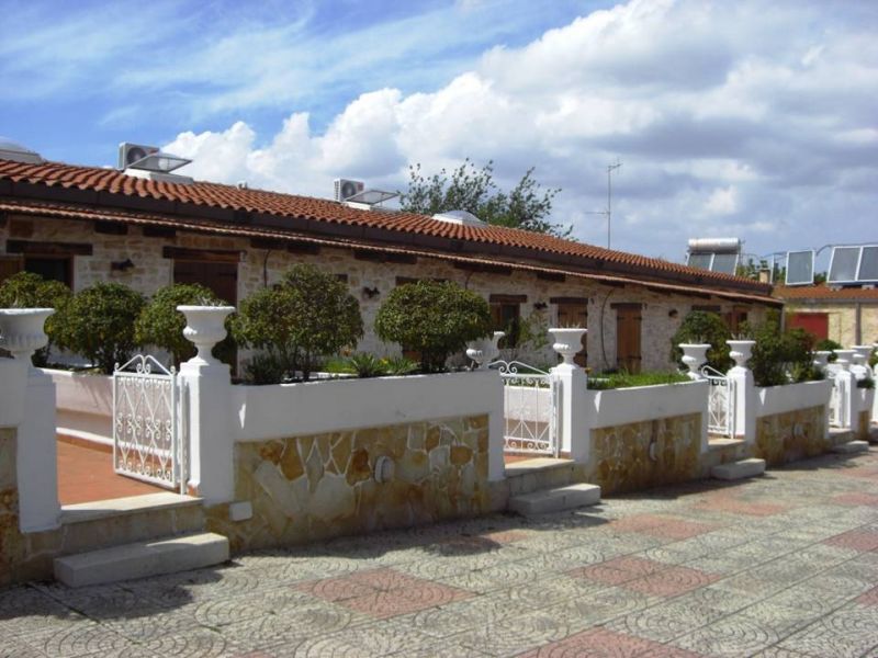 SPLENDIDO  COMPLESSO EDILIZIO  composto da 2 MASSERIE del  � 700 �.