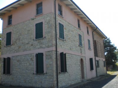 RUSTICO INDIPENDENTE RISTRUTTURATO CON 7 ETTARI DI TERRENO