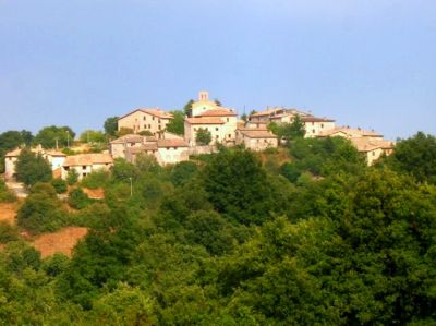 CASE VACANZA IMMERSE NEL VERDE APPENNINO UMBRO VICINO SPOLETO