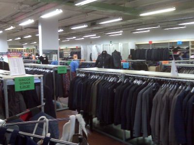 VENDO  ATTIVIT� E LICENZA ABBIGLIAMENTO DI 1200 MQ