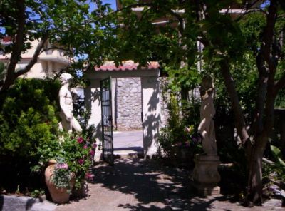 TROPEACASAVACANZE oasi verdeggiante tra mare e centro di S. Domenica  curato  clima-confort 