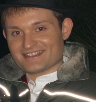 CANTANTE CERCA LAVORO - MAX. SERIETA'