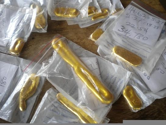 Vendita di lingotti d'oro grezzo e polvere.