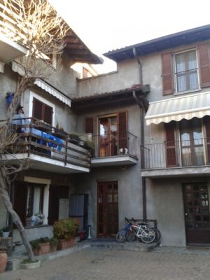 MERONE   : TRILOCALE In contesto indipendente 