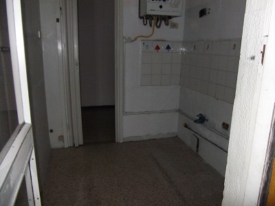 AMPIO TRE LOCALI IN PICCOLA PALAZZINA